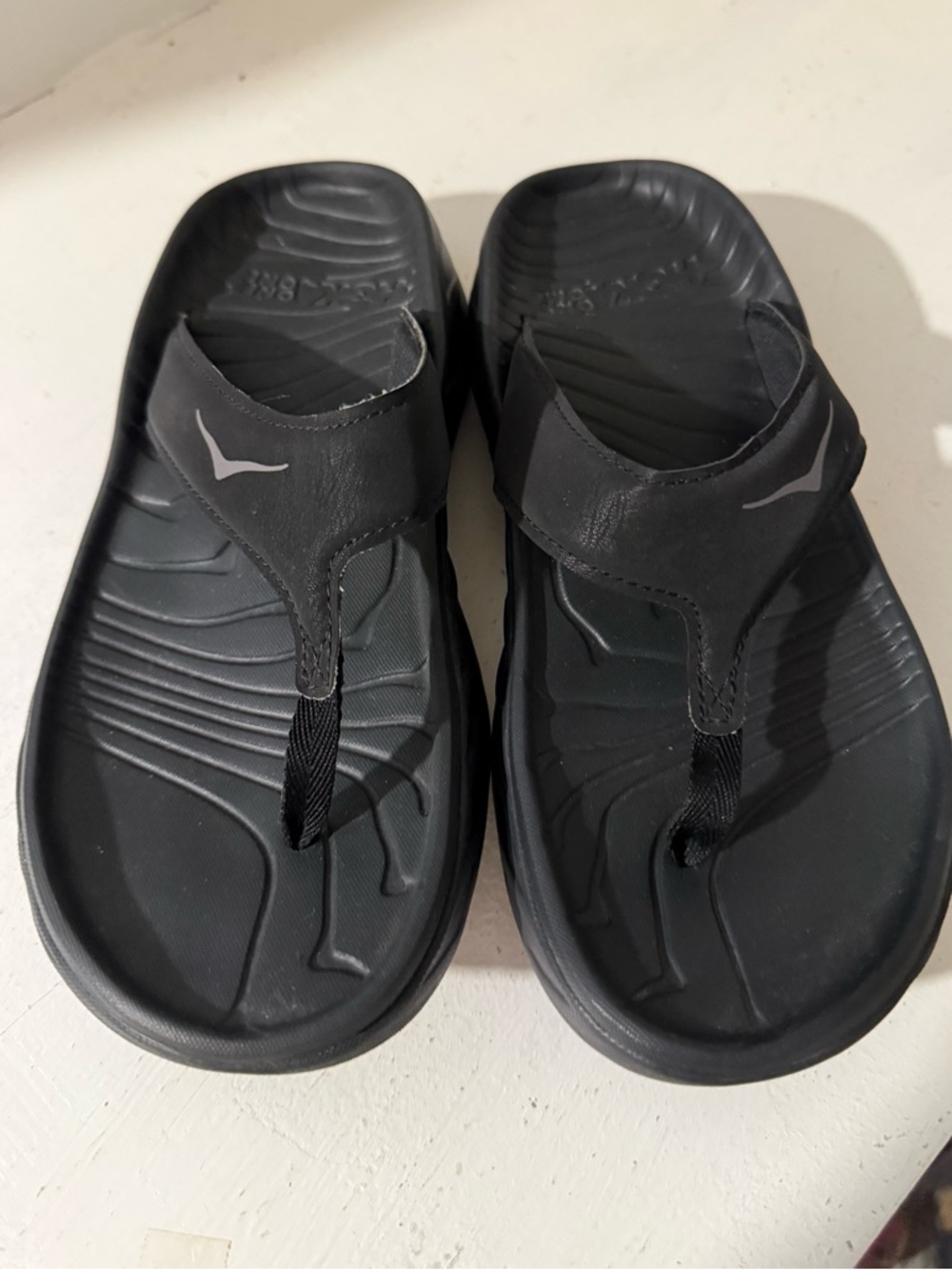 HOKA Ora Recovery Flip Flop Black Sandals Size 8 - like new!
